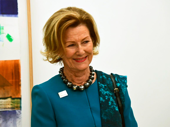 Dronning Sonja under åpningen i Galerie MøllerWitt. Foto: Sven Gj Geruldsen, Det kongelige hoff